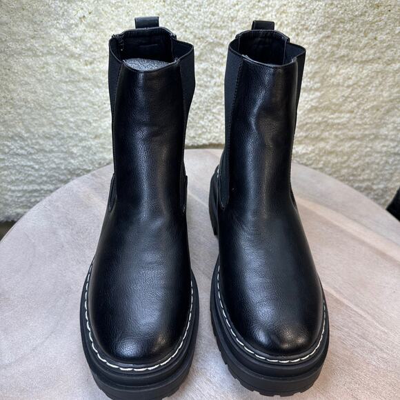 Madden Girl Stormi Womens Boots Size 8.5 Faux Leather Black Lug Boots New - Picture 3 of 14